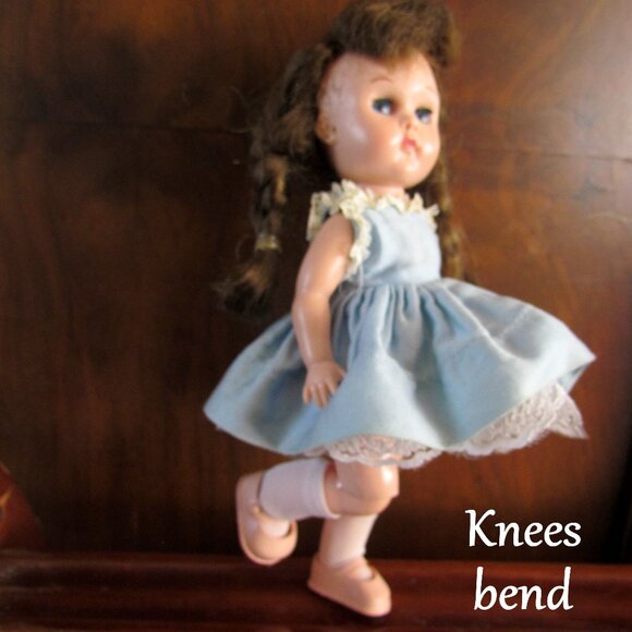GINNY DOLL, BENT KNEE WALKER w CASE + 6 PRETTY DRESSES, 2 PAIR SHOES + MORE - Picture 8 of 16